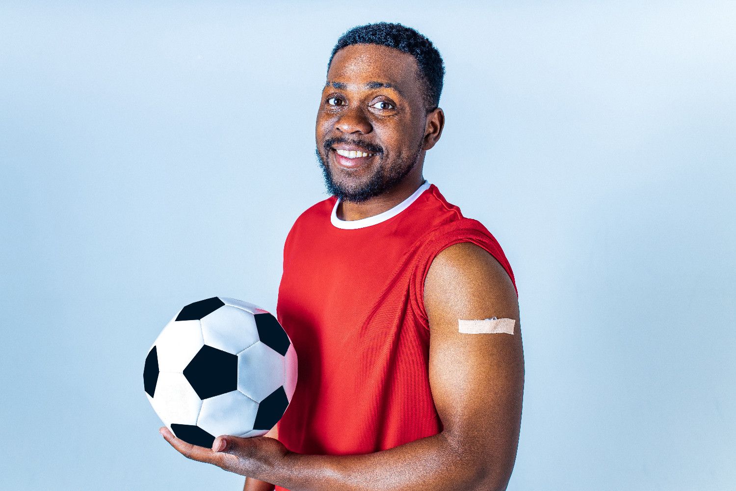 afro-american-sportsman-showing-his-arm-after-rece-SM2AFTJ.jpg